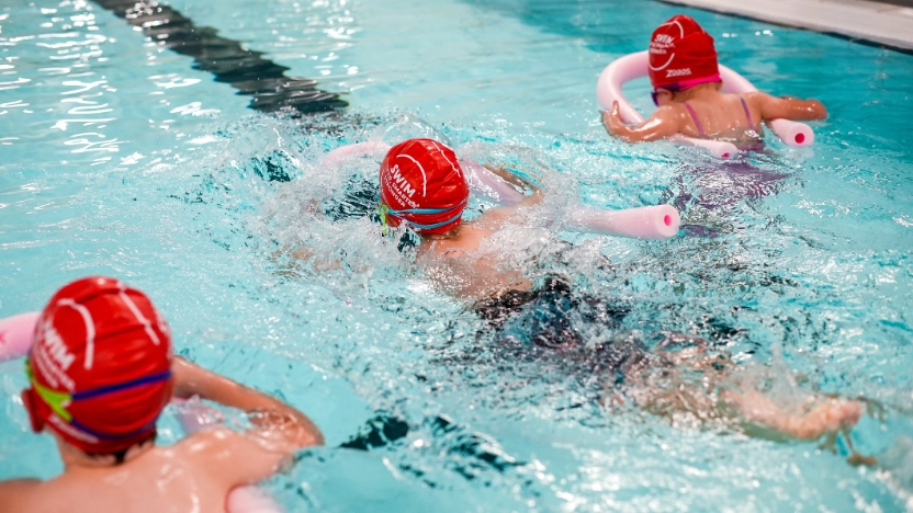 CHILDREN'S SWIMMING LESSONS